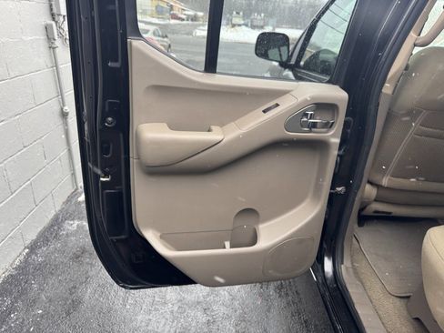 Used 2009 Nissan Frontier SE w/ SE Value Truck Pkg image 16