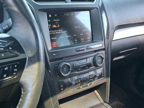 Used 2018 Ford Explorer XLT w/ Equipment Group 202A AWD/4WD image 20