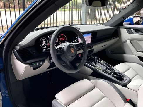 Used 2025 Porsche 911 Carrera RWD image 17