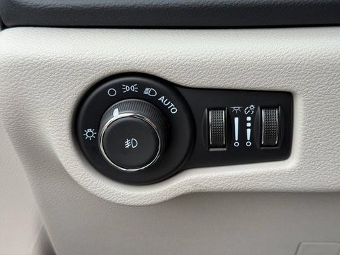 Used 2024 Chrysler Pacifica Touring-L FWD image 27