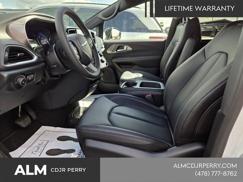 New 2026 Chrysler Pacifica Select image 7