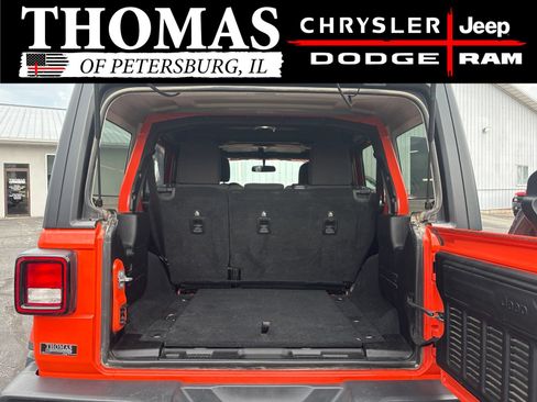 Used 2018 Jeep Wrangler Unlimited Sahara w/ Cold Weather Group AWD/4WD image 23