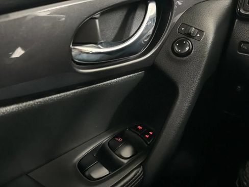 Used 2020 Nissan Rogue SV FWD image 15