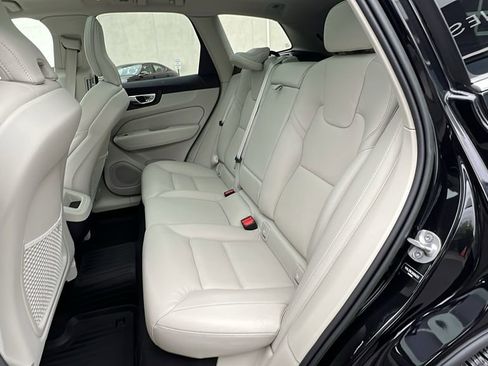Used 2022 Volvo XC60 B5 Momentum w/ Climate Package image 38