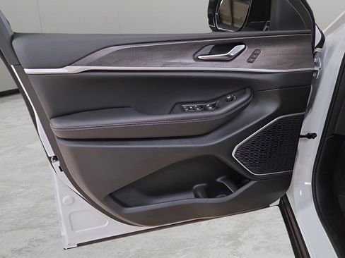 New 2026 Jeep Grand Cherokee L Limited image 10