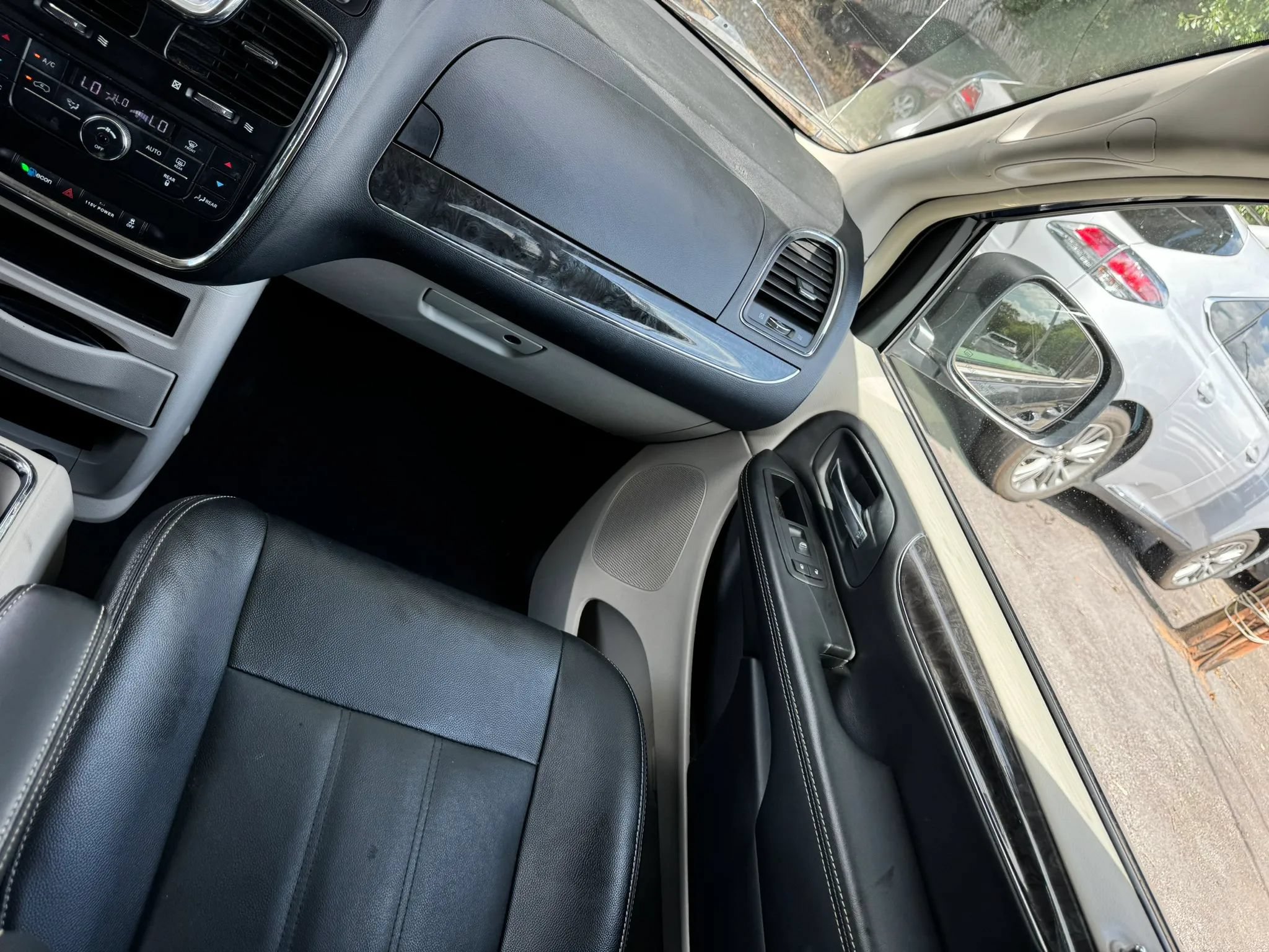Used 2016 Chrysler Town & Country Touring FWD image 12
