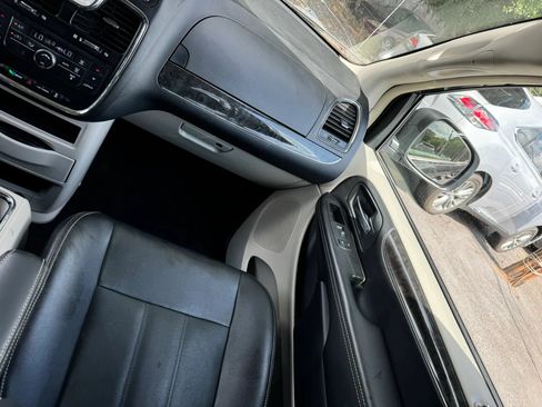 Used 2016 Chrysler Town & Country Touring FWD image 12
