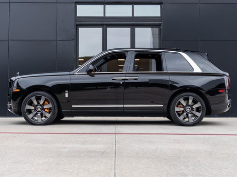 Used 2024 Rolls-Royce Cullinan image 3