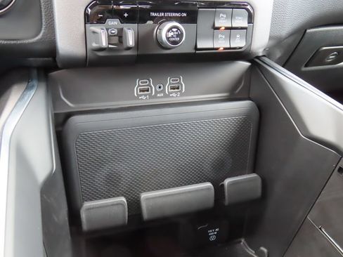 Certified 2025 RAM 1500 Big Horn AWD/4WD image 8