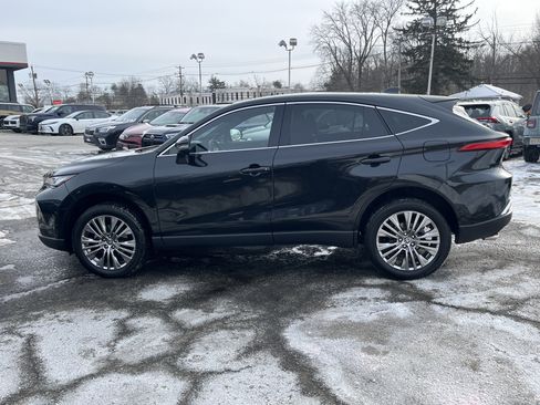 Used 2023 Toyota Venza Limited image 9