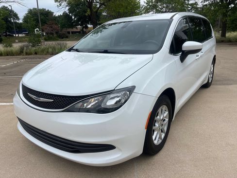 Used 2020 Chrysler Voyager LX w/ Cold Weather Group FWD image 4