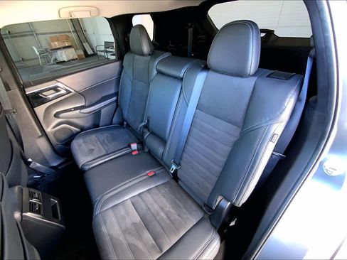 Used 2023 Mitsubishi Outlander SE image 21