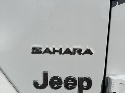 Used 2022 Jeep Wrangler Unlimited Sahara w/ Cold Weather Group AWD/4WD image 6
