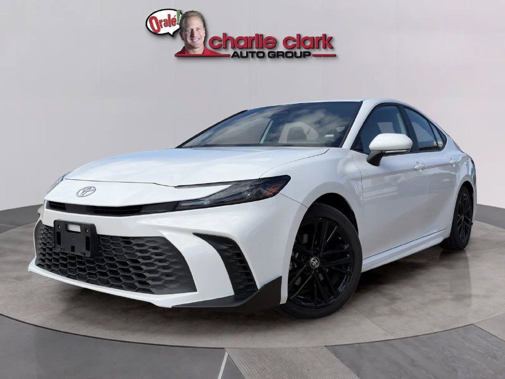 Used 2025 Toyota Camry SE FWD image 1