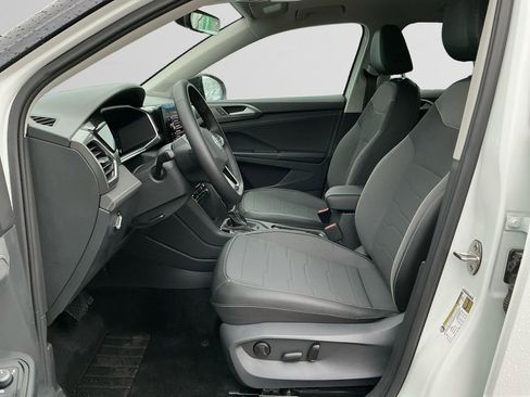 New 2025 Volkswagen Taos SE image 9