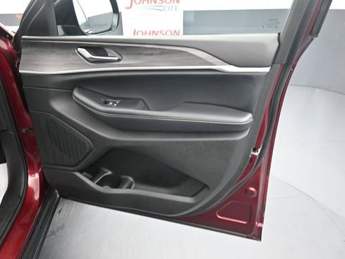 Used 2023 Jeep Grand Cherokee Limited AWD/4WD image 12