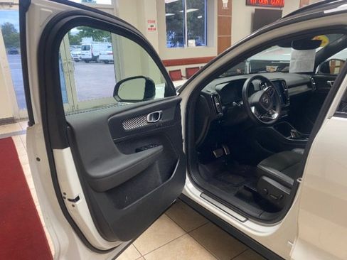 Used 2022 Volvo XC40 T5 R-Design AWD/4WD image 8
