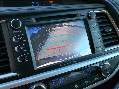 Used 2019 Toyota Highlander XLE image 16