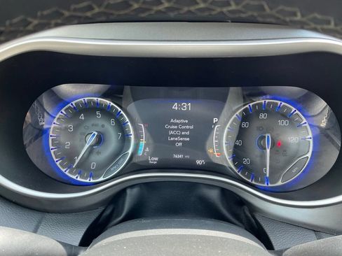 Used 2023 Chrysler Pacifica Touring-L FWD image 36