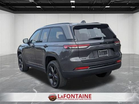 Used 2024 Jeep Grand Cherokee Altitude AWD/4WD image 3