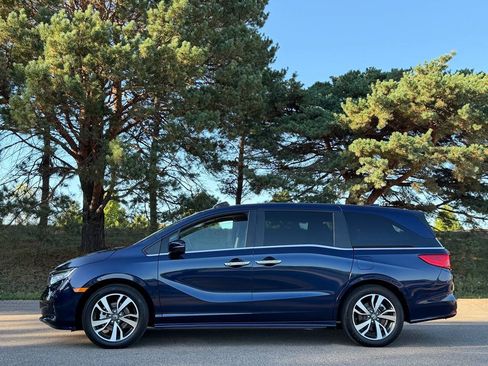 Used 2024 Honda Odyssey Touring image 2