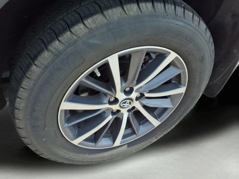 Used 2019 Toyota Highlander XLE AWD/4WD image 8