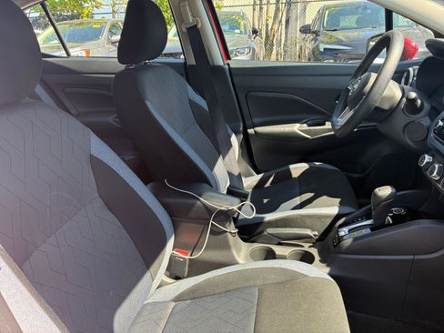 Used 2025 Nissan Versa SV image 31