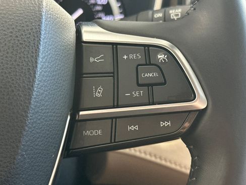 Used 2021 Toyota Highlander XLE FWD image 30