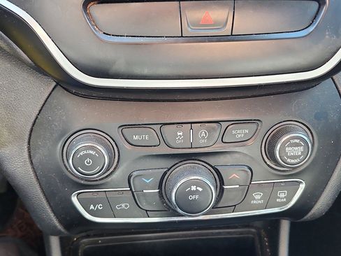 Used 2019 Jeep Cherokee Latitude w/ Popular Appearance Group image 26