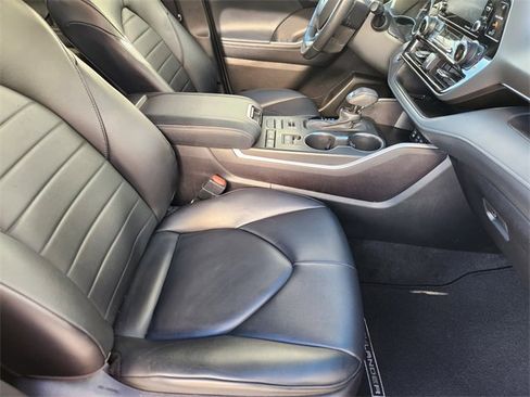 Used 2022 Toyota Highlander XLE image 15