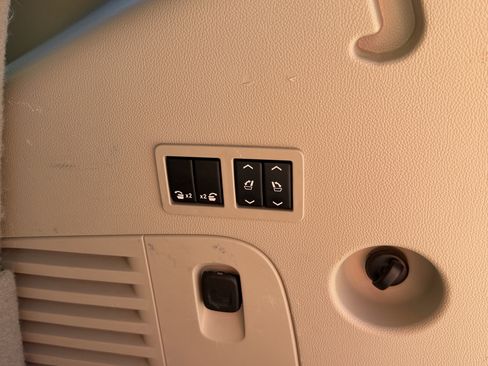 Used 2020 Cadillac Escalade Premium Luxury image 38