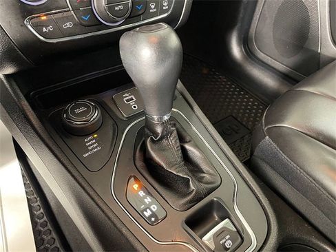 Used 2019 Jeep Cherokee Latitude Plus w/ Comfort/Convenience Group image 9