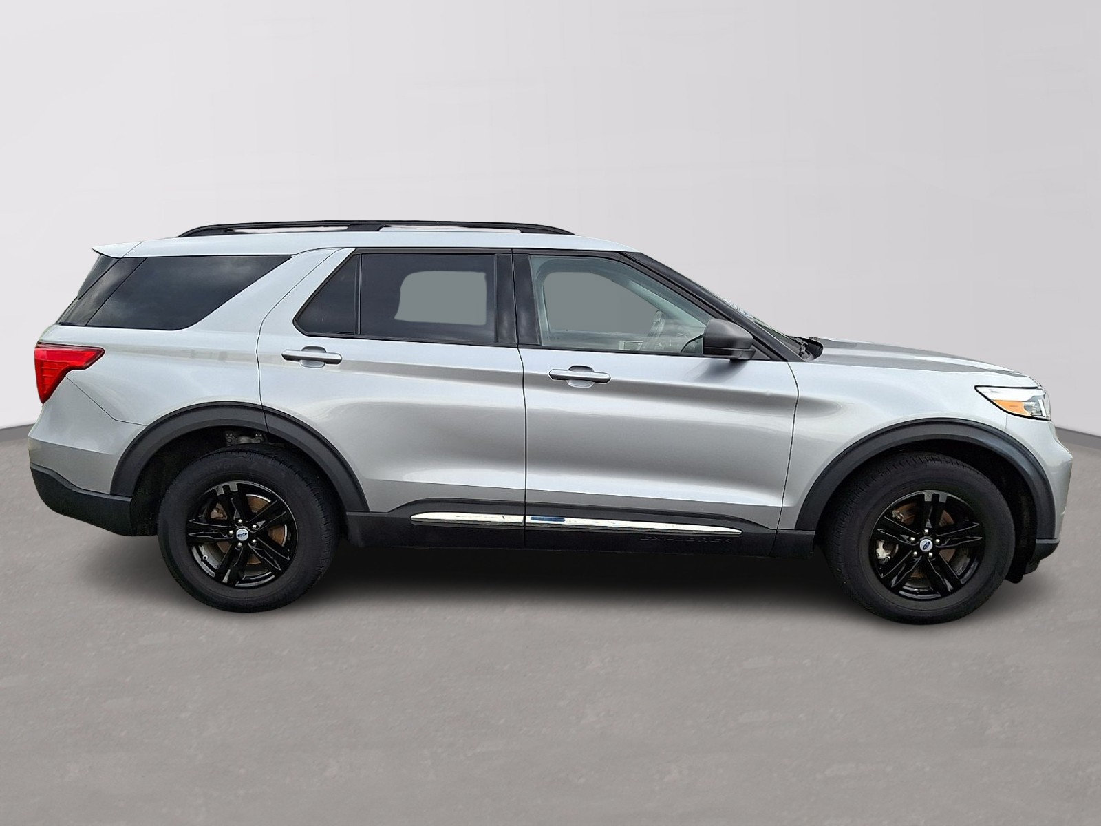 Certified 2022 Ford Explorer XLT w/ Equipment Group 202A AWD/4WD image 7