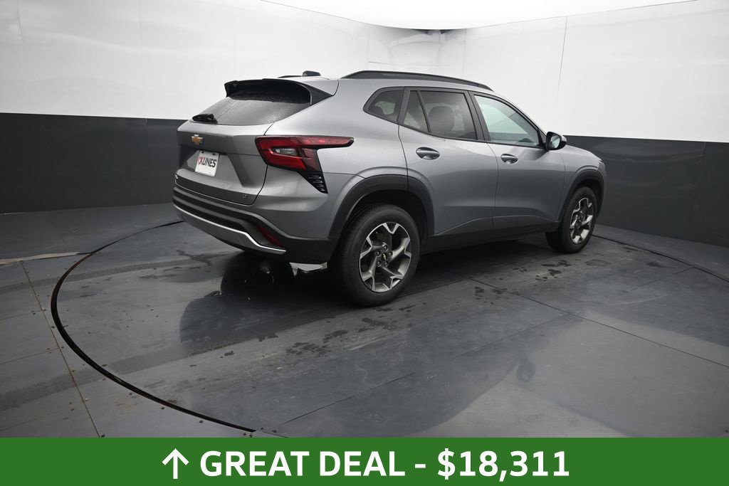 Used 2025 Chevrolet Trax LT FWD image 13