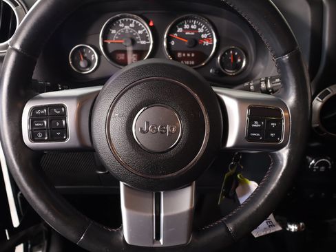 Used 2013 Jeep Wrangler Unlimited Rubicon AWD/4WD image 3