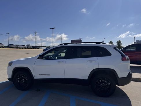Used 2023 Jeep Cherokee Altitude Lux AWD/4WD image 5