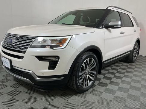 Used 2018 Ford Explorer Platinum image 2