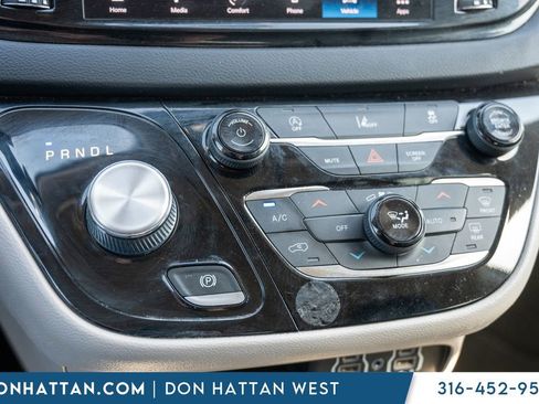 Used 2022 Chrysler Pacifica Touring-L FWD image 10