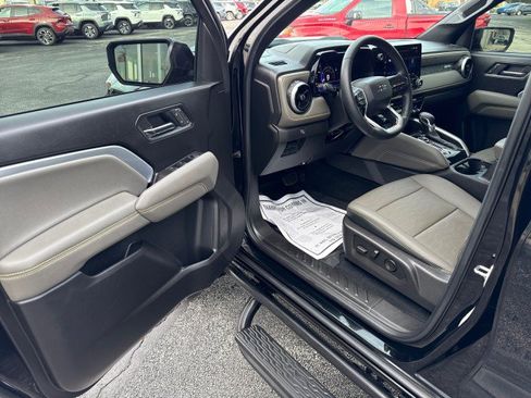 Used 2025 Chevrolet Colorado ZR2 w/ Midnight Edition AWD/4WD image 15