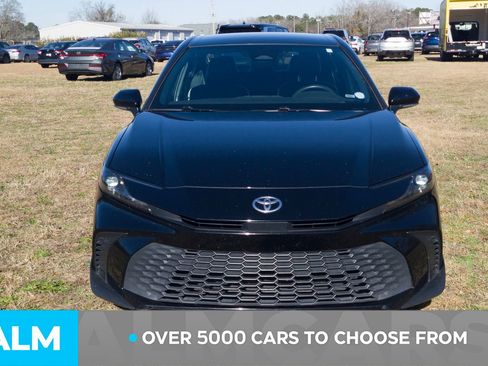 Used 2025 Toyota Camry SE image 3