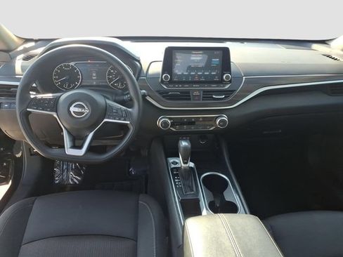 Used 2024 Nissan Altima 2.5 SV FWD image 12