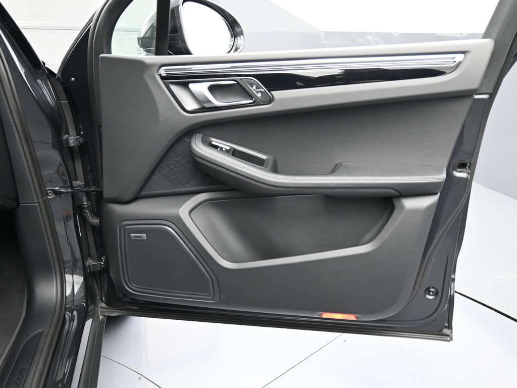 Certified 2025 Porsche Macan AWD/4WD image 28