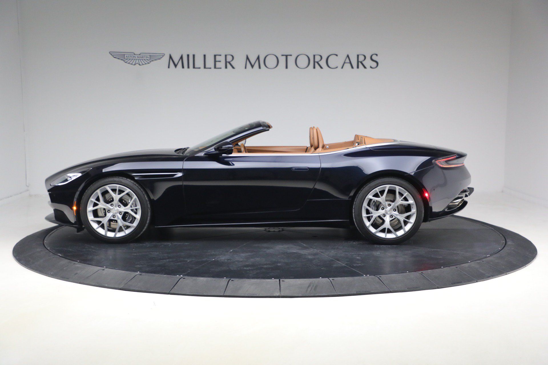 Used 2019 Aston Martin DB11 Volante RWD image 3