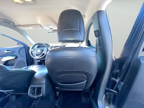 Used 2018 Jeep Cherokee Overland AWD/4WD image 28