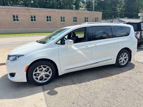 Used 2017 Chrysler Pacifica Limited FWD image 4