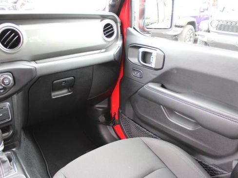 Used 2022 Jeep Wrangler Unlimited Sahara AWD/4WD image 41