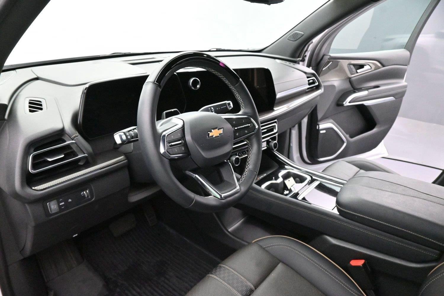 Used 2025 Chevrolet Traverse High Country FWD image 18