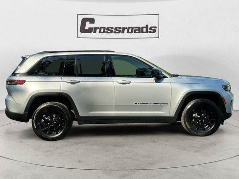 Used 2025 Jeep Grand Cherokee Altitude RWD image 6