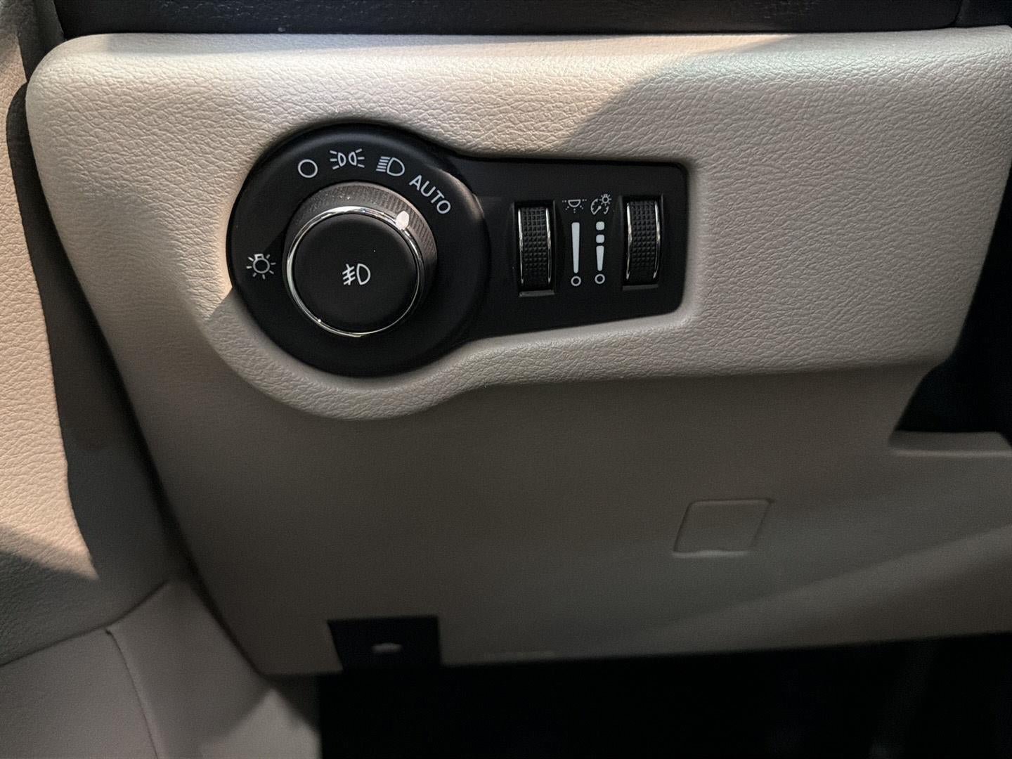 Used 2024 Chrysler Pacifica Limited FWD image 17