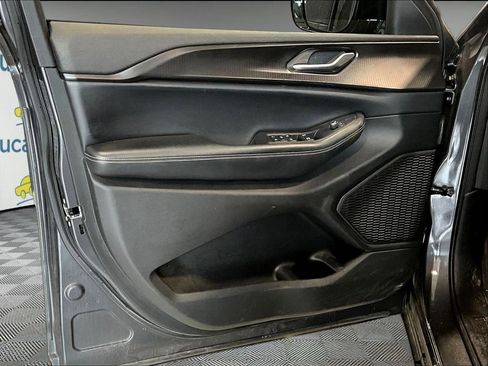 Used 2023 Jeep Grand Cherokee Altitude image 9